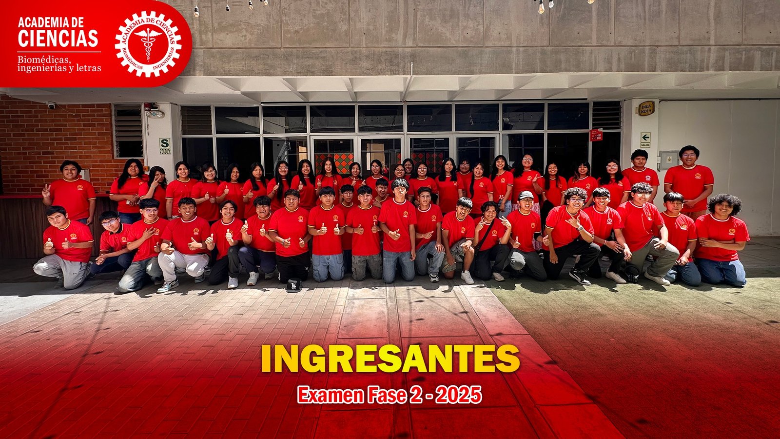 Profesor explicando a estudiantes